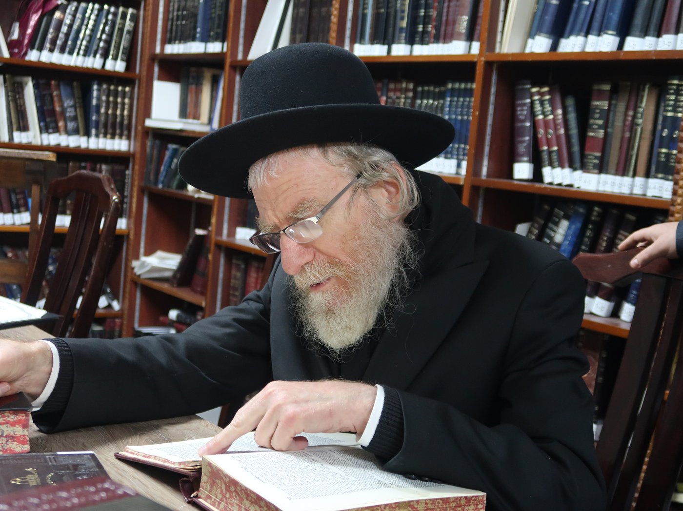 הגאון רבי ירחמיאל אונגרישר בהדלקת נרות חנוכה