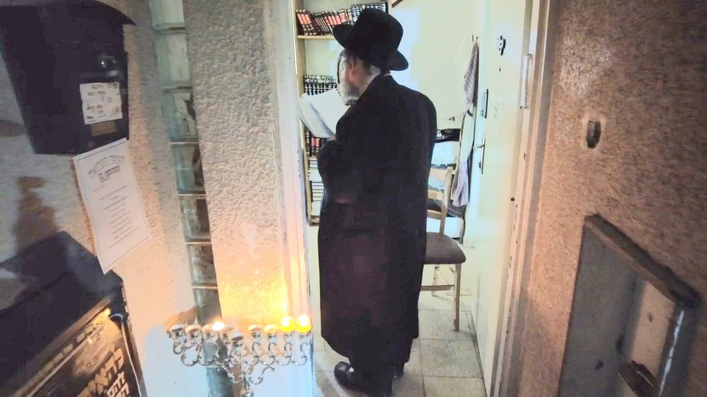 הגרמ"מ קארפ בהדלקת נרות חנוכה