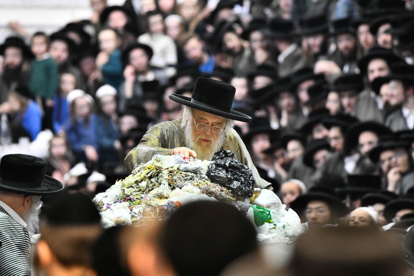 זאת חנוכה בחצה"ק תולדות אהרן