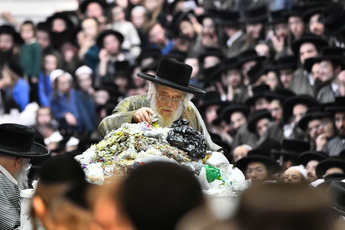 זאת חנוכה בחצה"ק תולדות אהרן