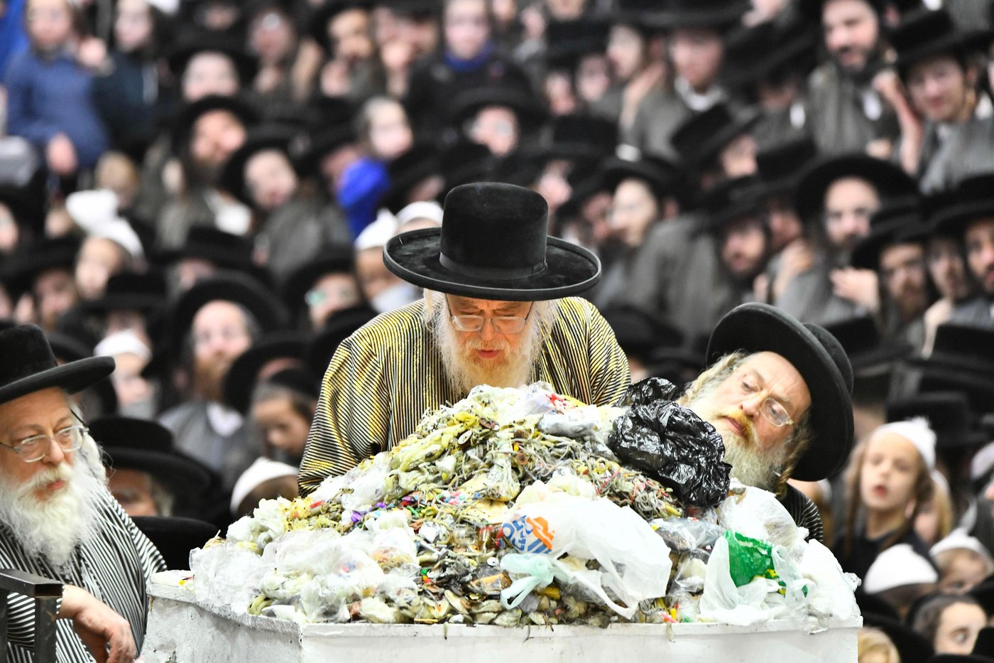 זאת חנוכה בחצה"ק תולדות אהרן