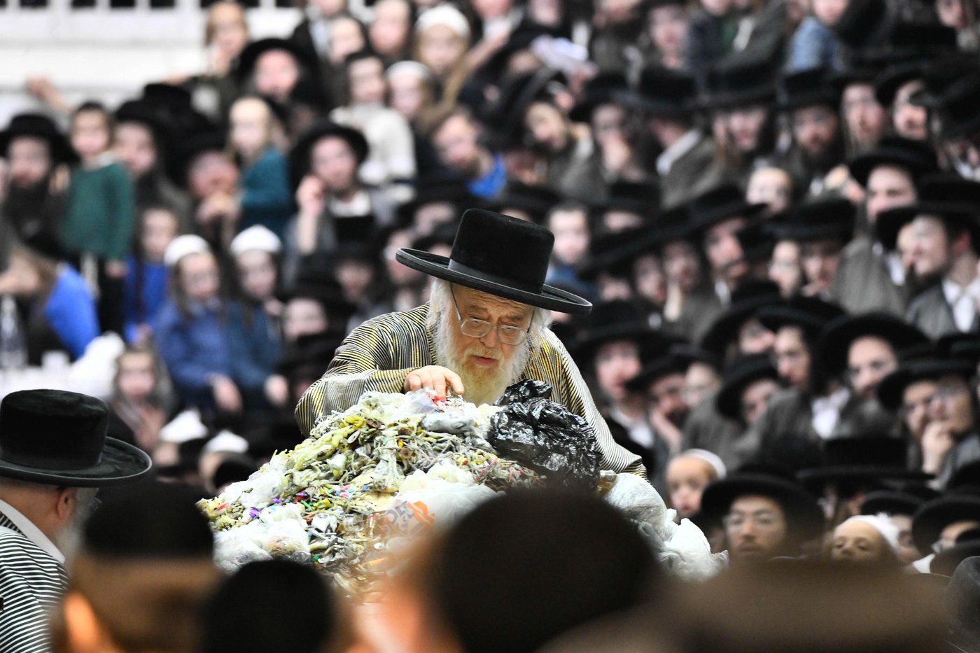 זאת חנוכה בחצה"ק תולדות אהרן
