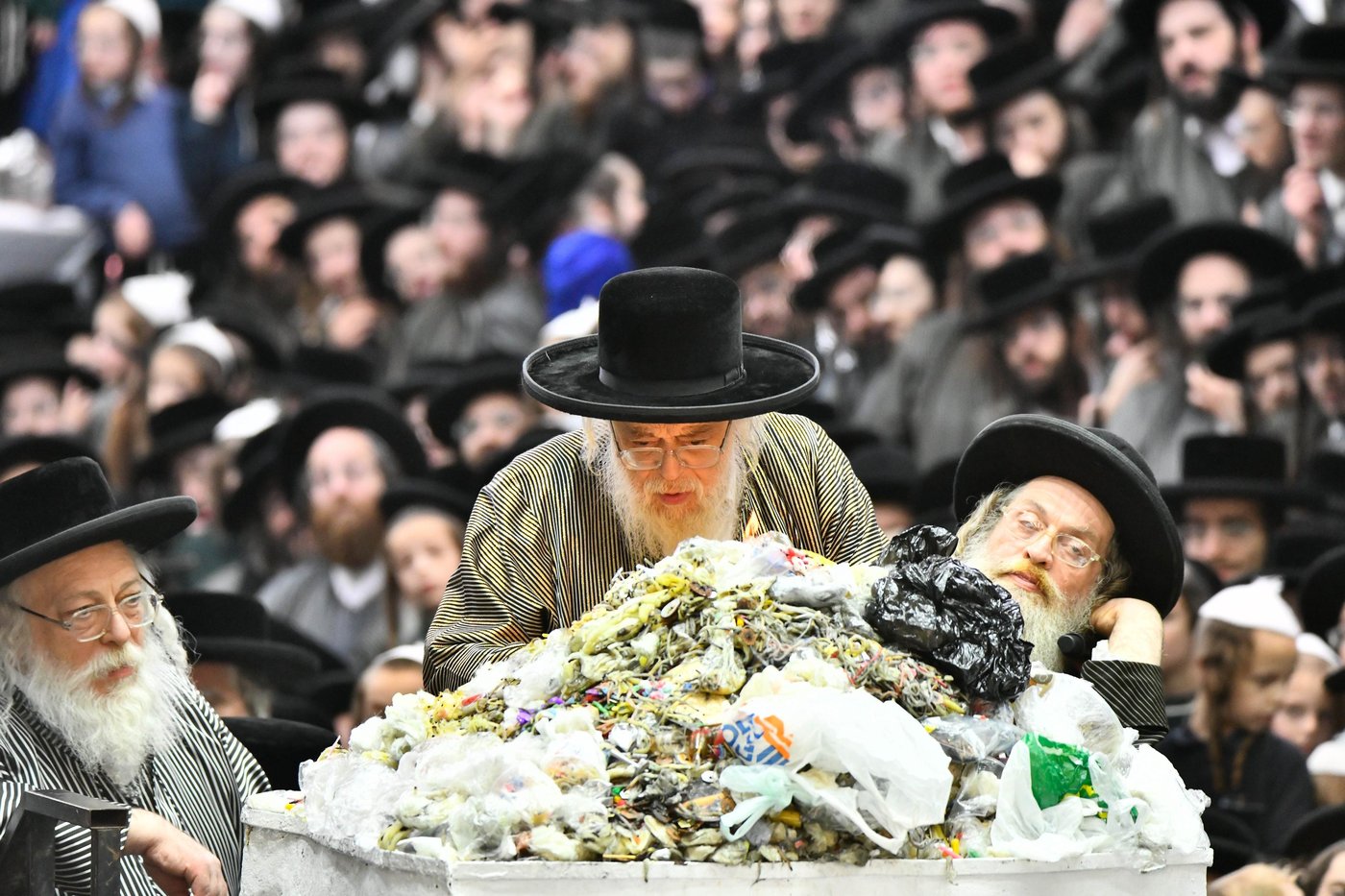 זאת חנוכה בחצה"ק תולדות אהרן