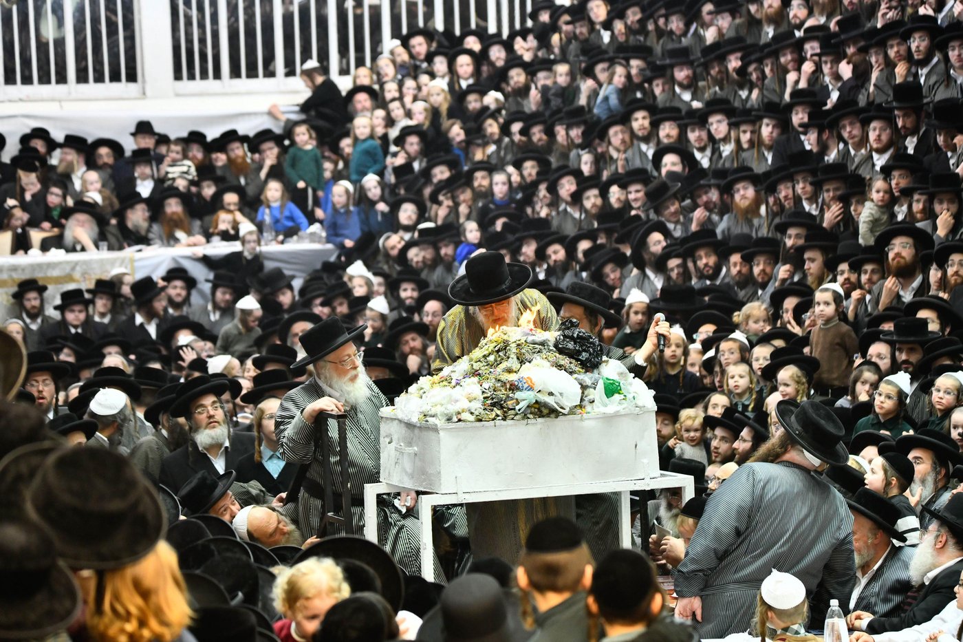 זאת חנוכה בחצה"ק תולדות אהרן