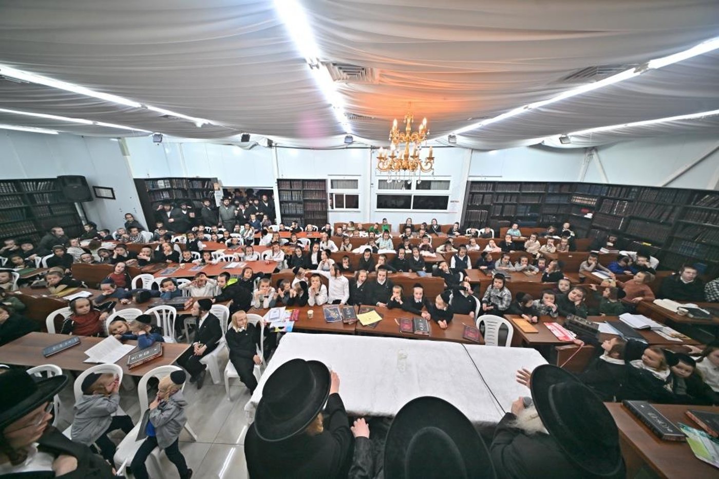 חנוכה בחצר הקודש ספינקא בית שמש