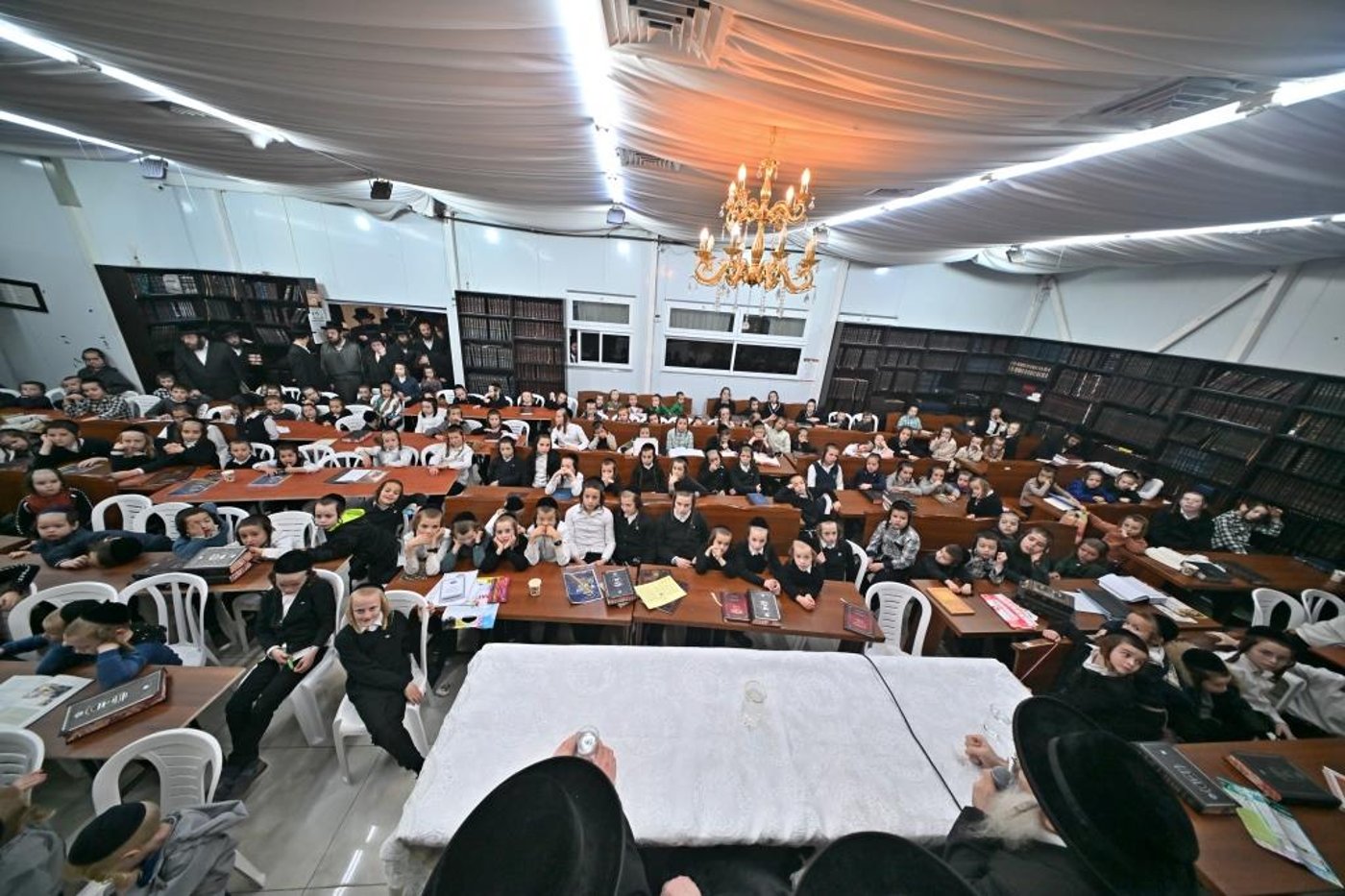 חנוכה בחצר הקודש ספינקא בית שמש