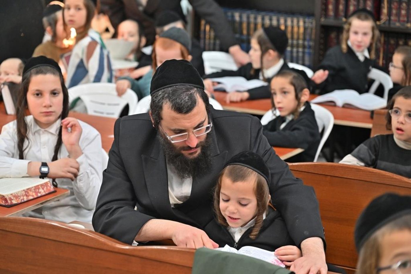 חנוכה בחצר הקודש ספינקא בית שמש