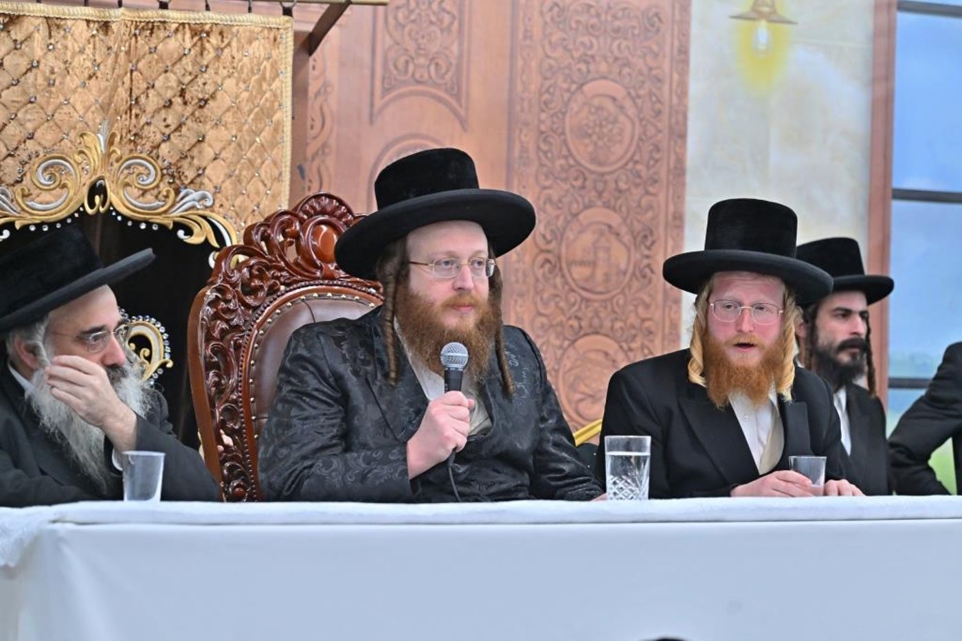 חנוכה בחצר הקודש ספינקא בית שמש