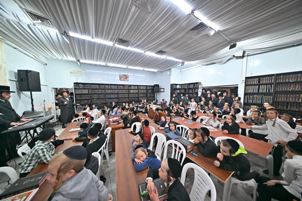 חנוכה בחצר הקודש ספינקא בית שמש