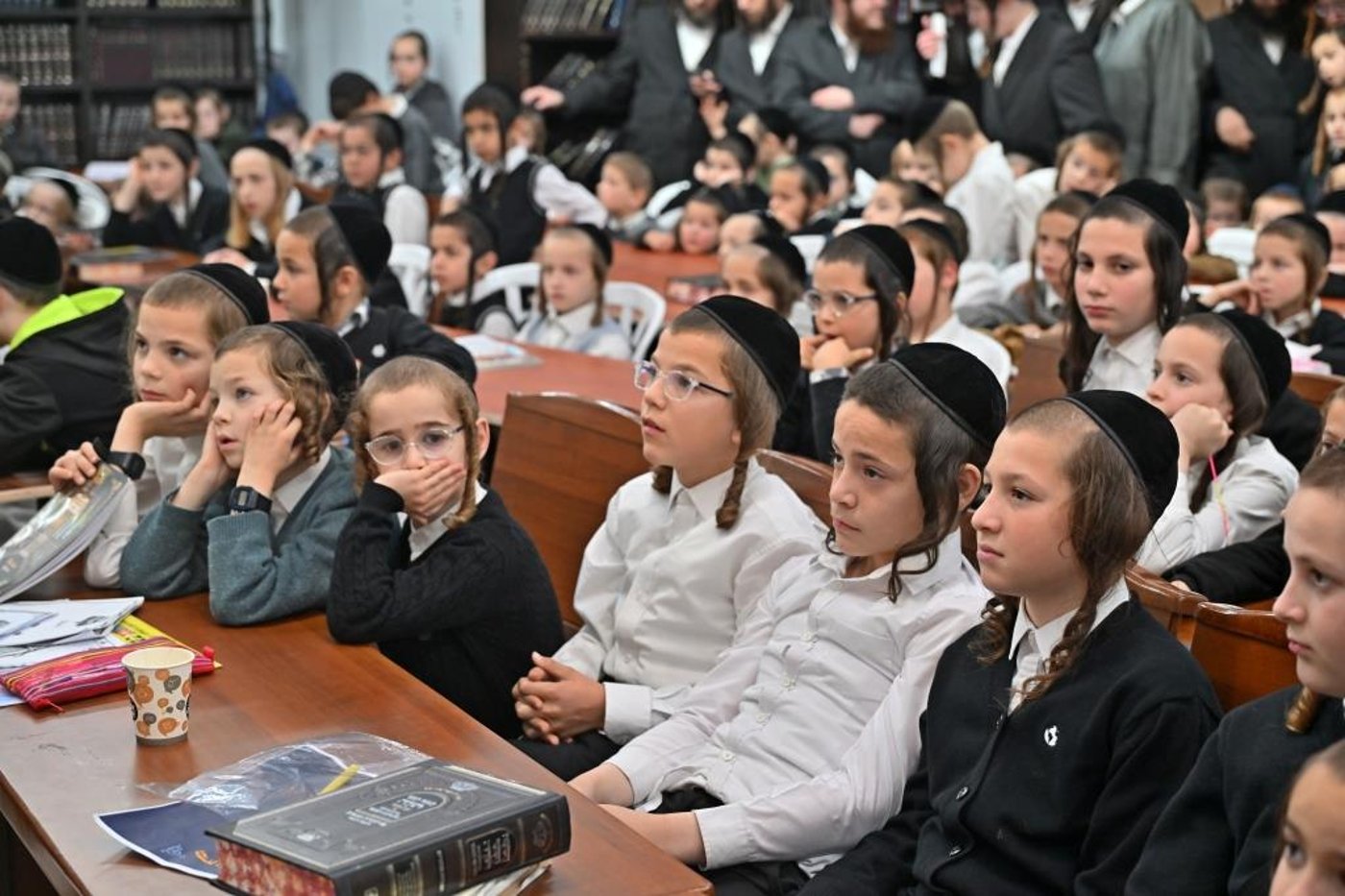 חנוכה בחצר הקודש ספינקא בית שמש