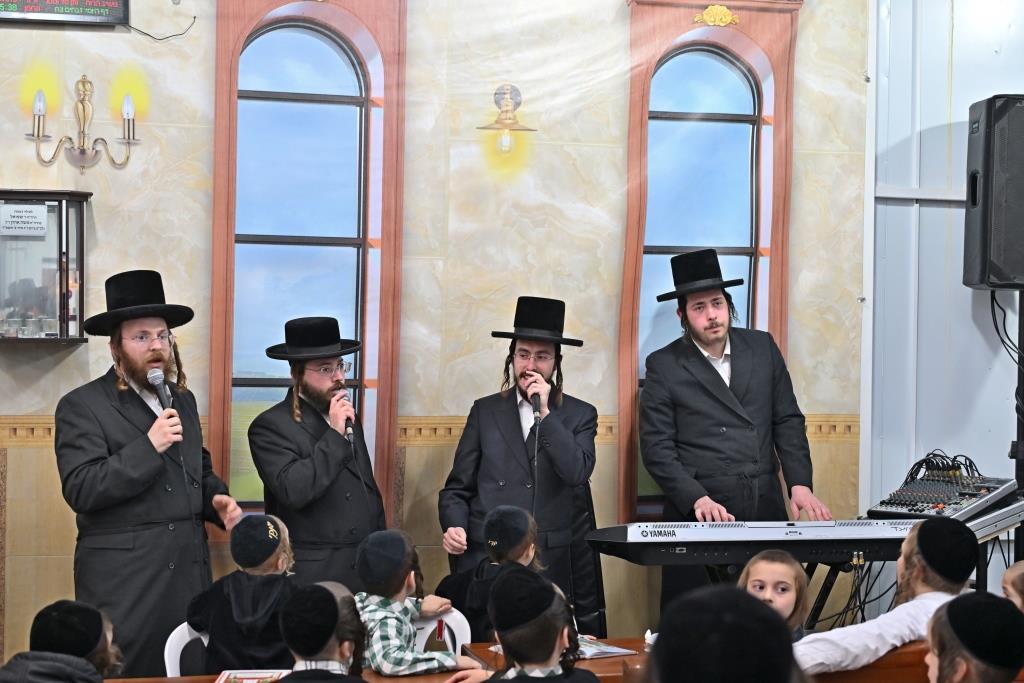 חנוכה בחצר הקודש ספינקא בית שמש