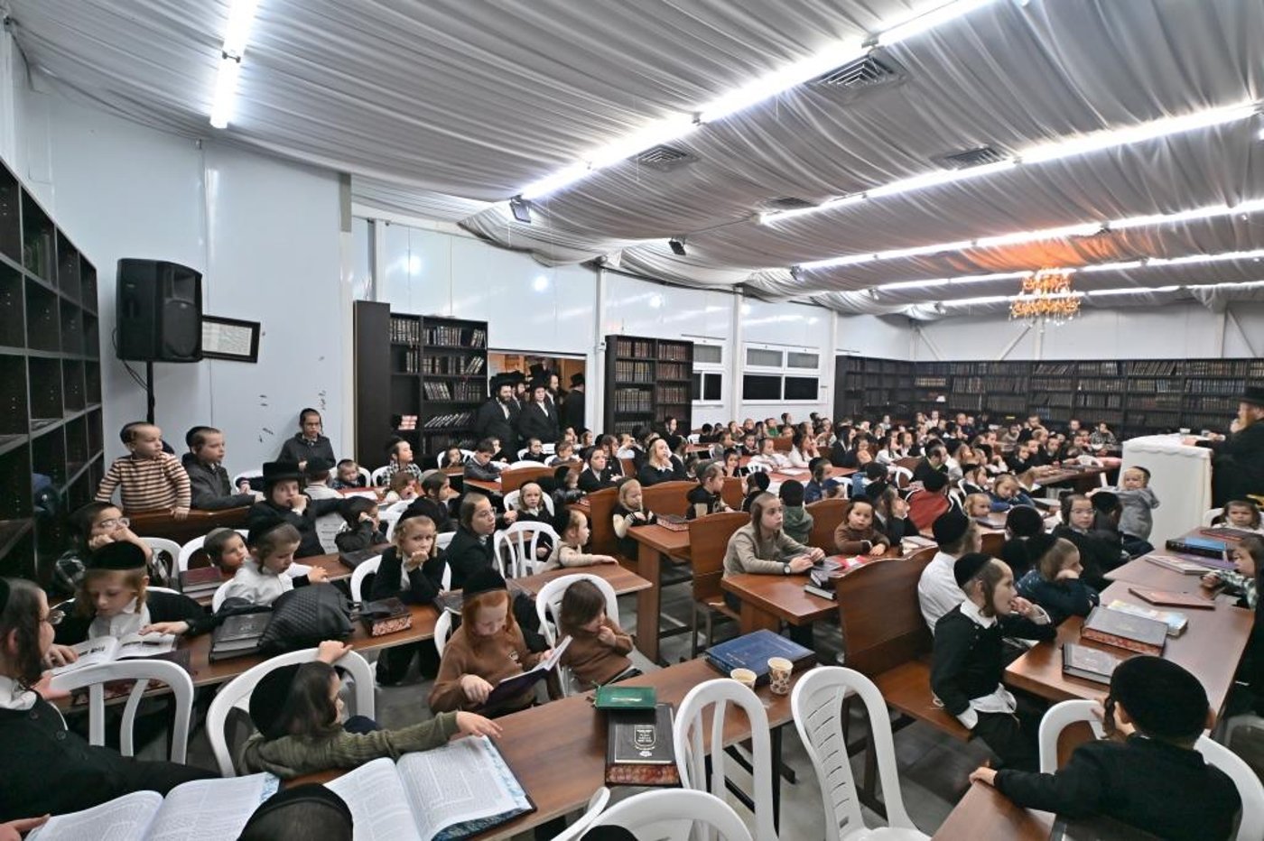 חנוכה בחצר הקודש ספינקא בית שמש