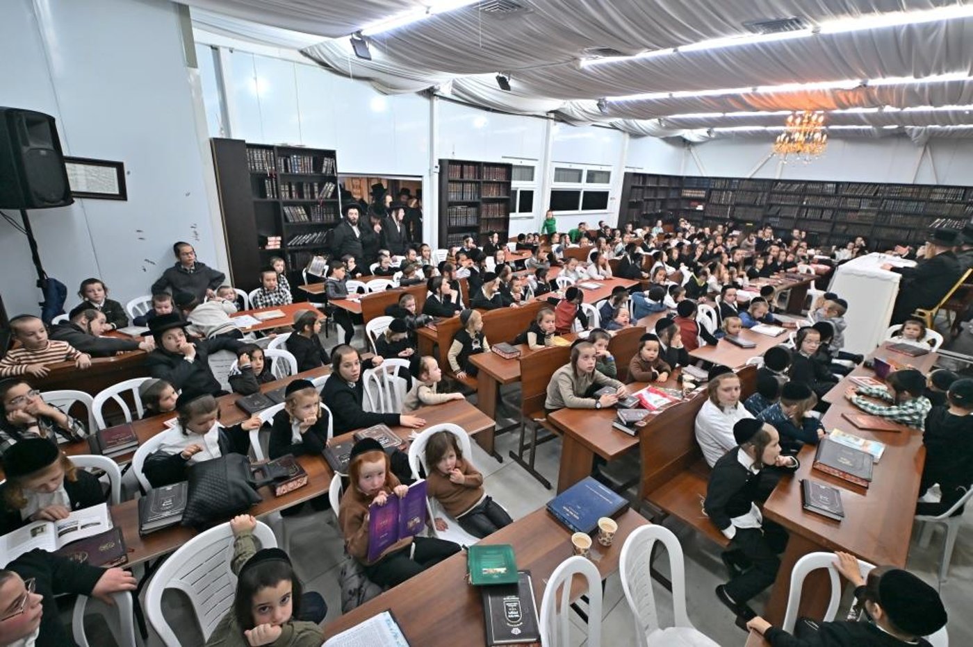 חנוכה בחצר הקודש ספינקא בית שמש