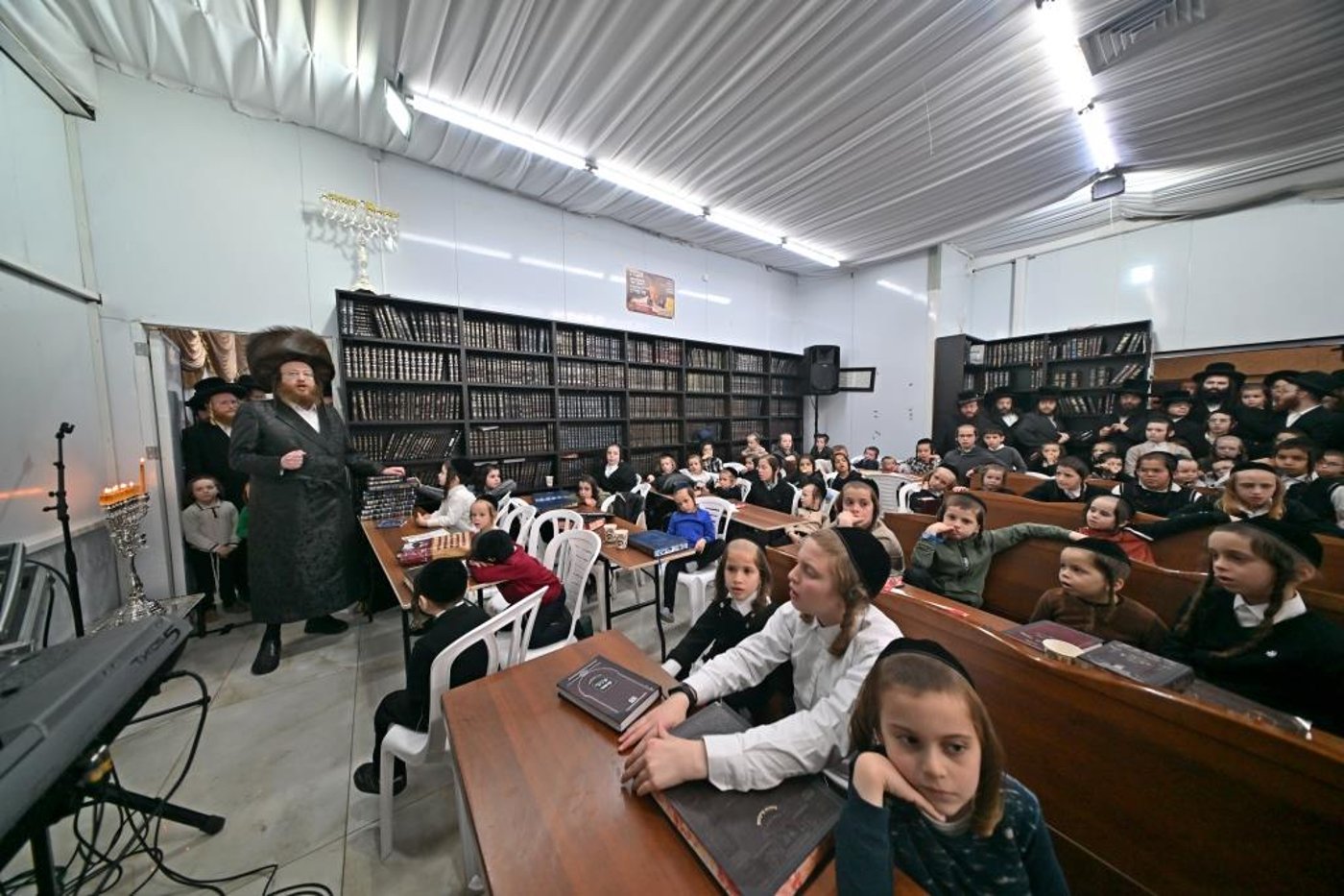 חנוכה בחצר הקודש ספינקא בית שמש