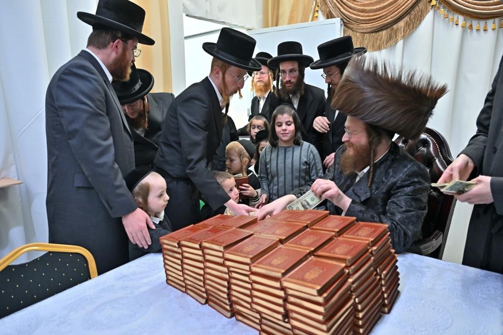 חנוכה בחצר הקודש ספינקא בית שמש