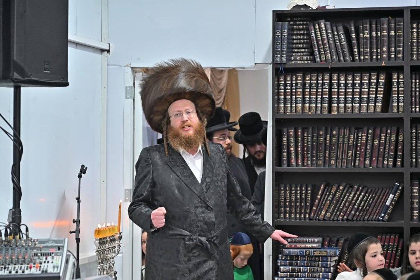 חנוכה בחצר הקודש ספינקא בית שמש