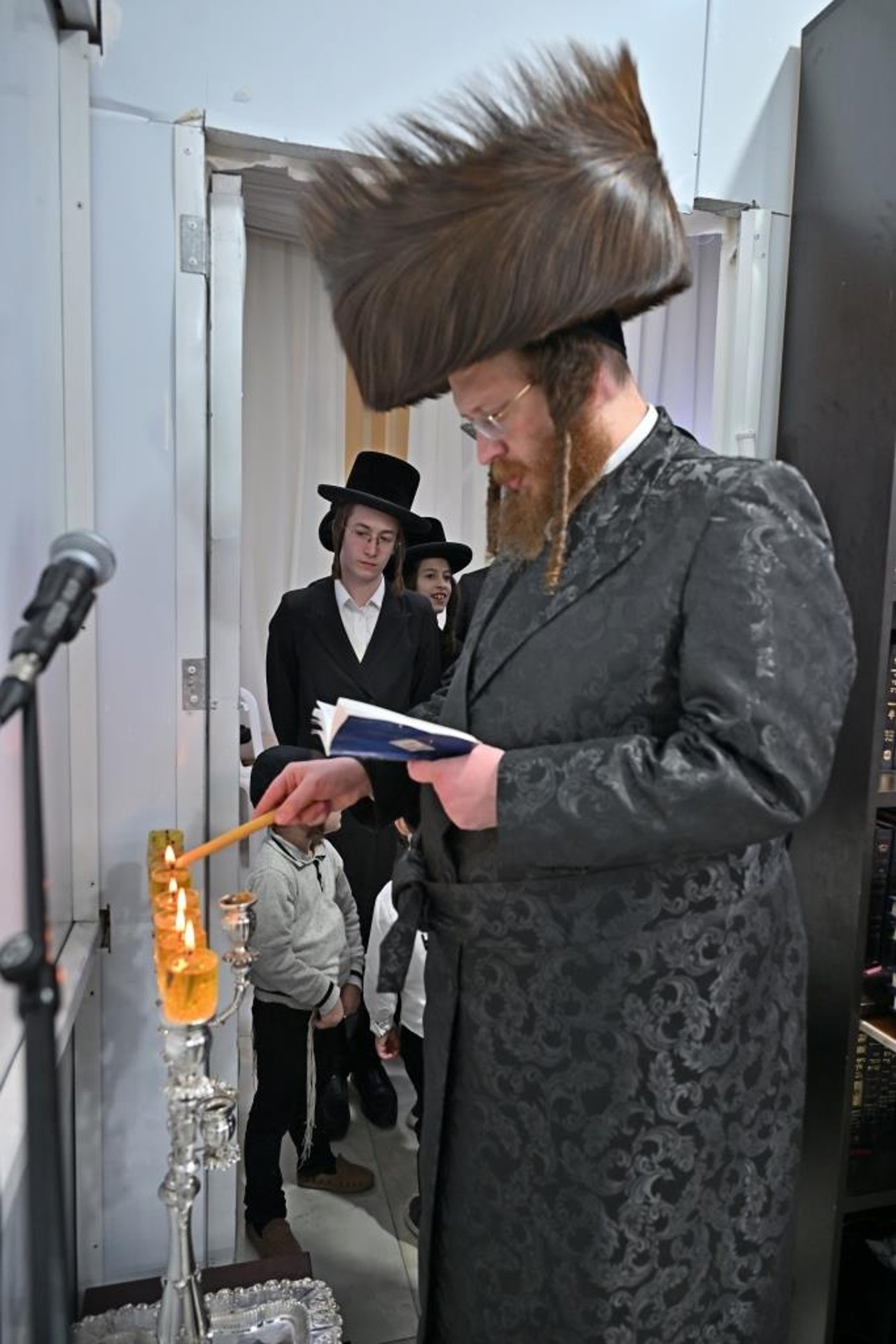 חנוכה בחצר הקודש ספינקא בית שמש