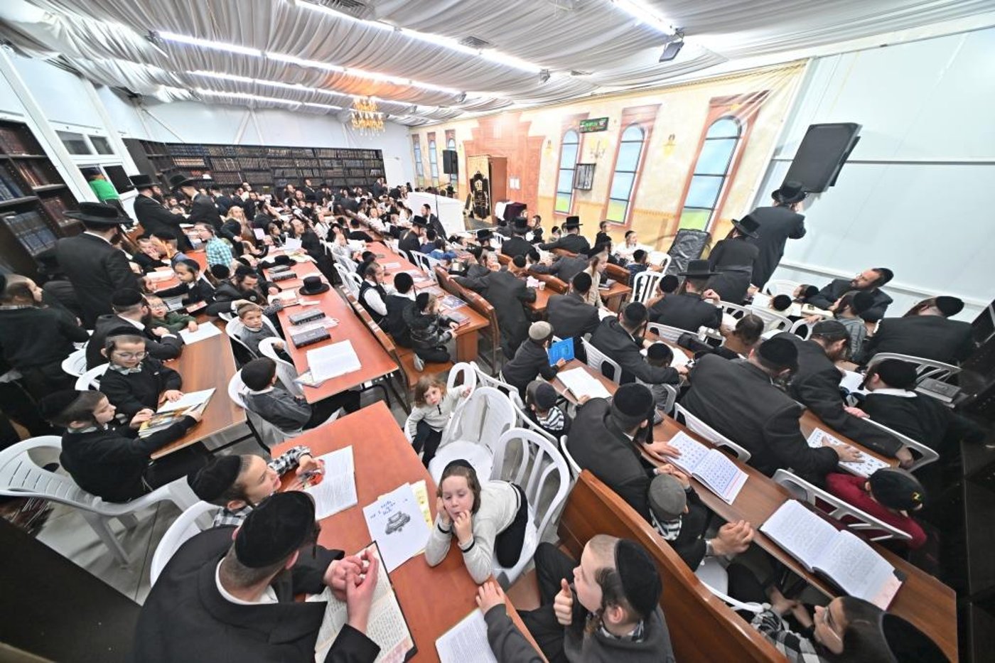 חנוכה בחצר הקודש ספינקא בית שמש