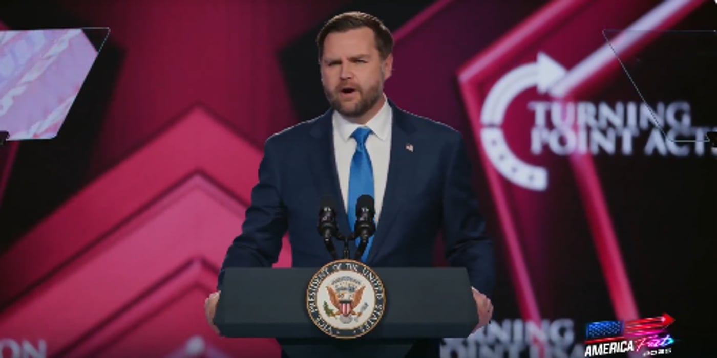 ואנס בעוידת AmericaFest בפיניקס