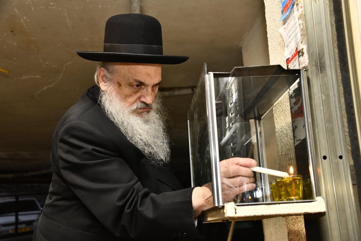 הגאון רבי חיים פיינשטיין בהדלקת נרות חנוכה
