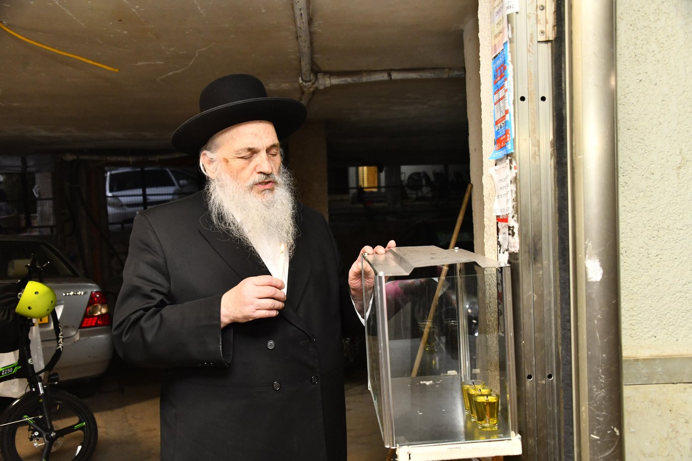 הגאון רבי חיים פיינשטיין בהדלקת נרות חנוכה