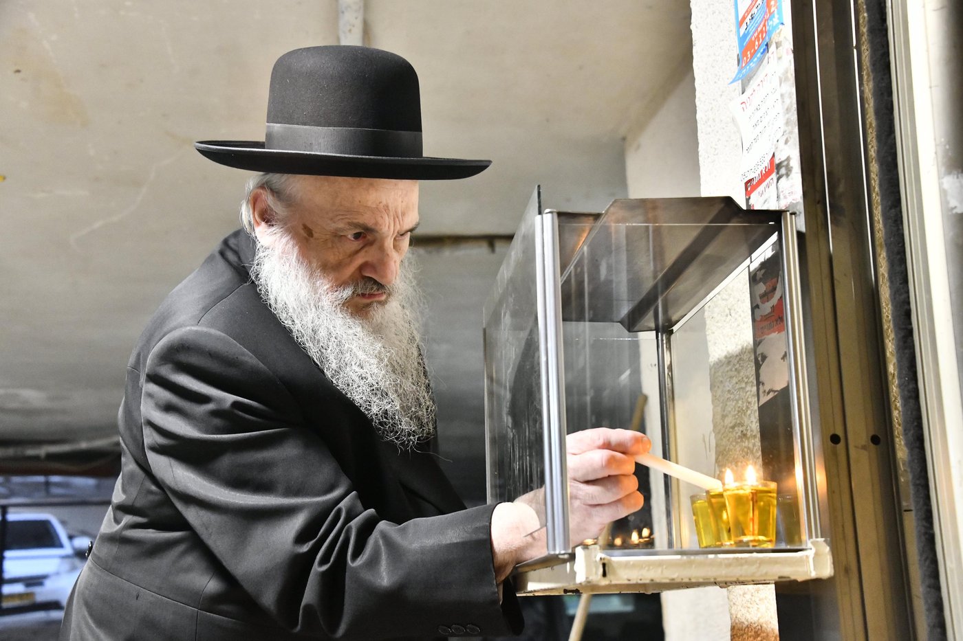 הגאון רבי חיים פיינשטיין בהדלקת נרות חנוכה