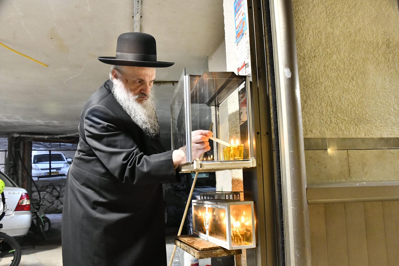 הגאון רבי חיים פיינשטיין בהדלקת נרות חנוכה