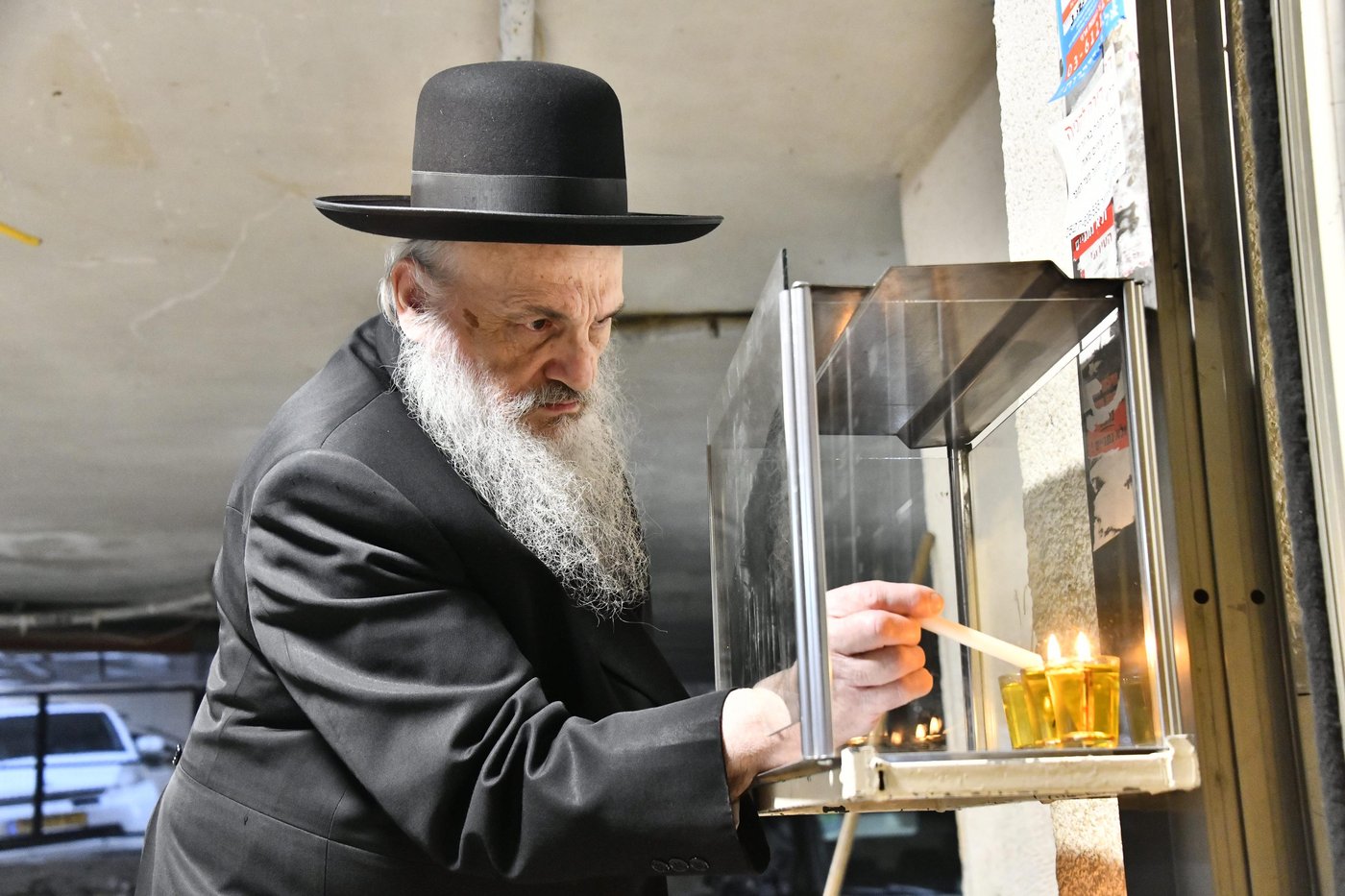 הגאון רבי חיים פיינשטיין בהדלקת נרות חנוכה