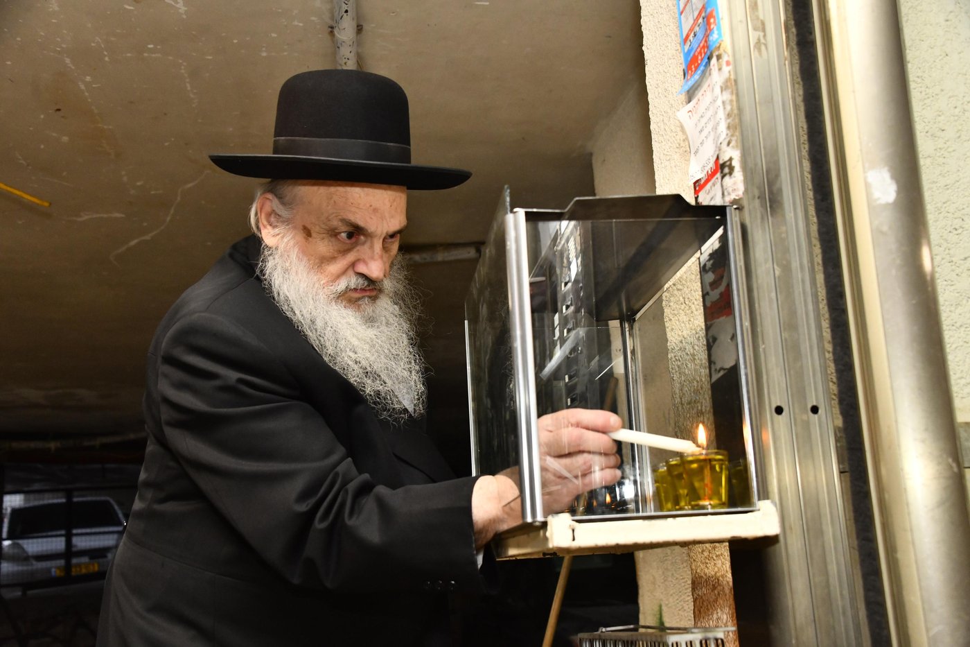 הגאון רבי חיים פיינשטיין בהדלקת נרות חנוכה