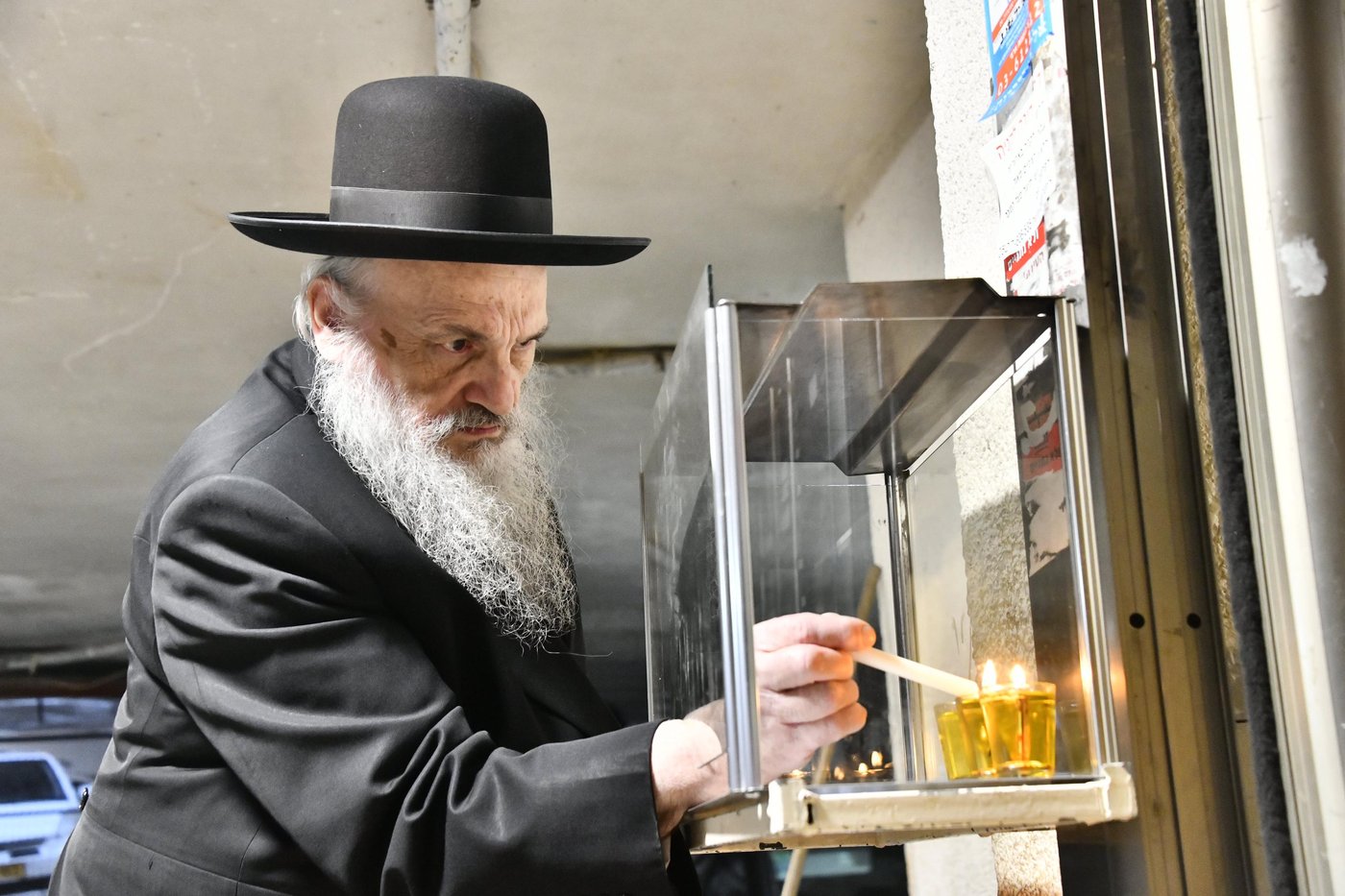 הגאון רבי חיים פיינשטיין בהדלקת נרות חנוכה