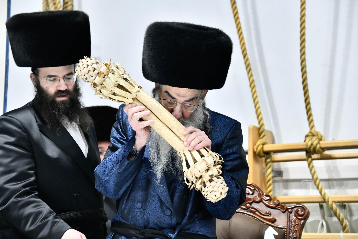 מוצאי שבת חנוכה בחצה"ק אלכסנדר