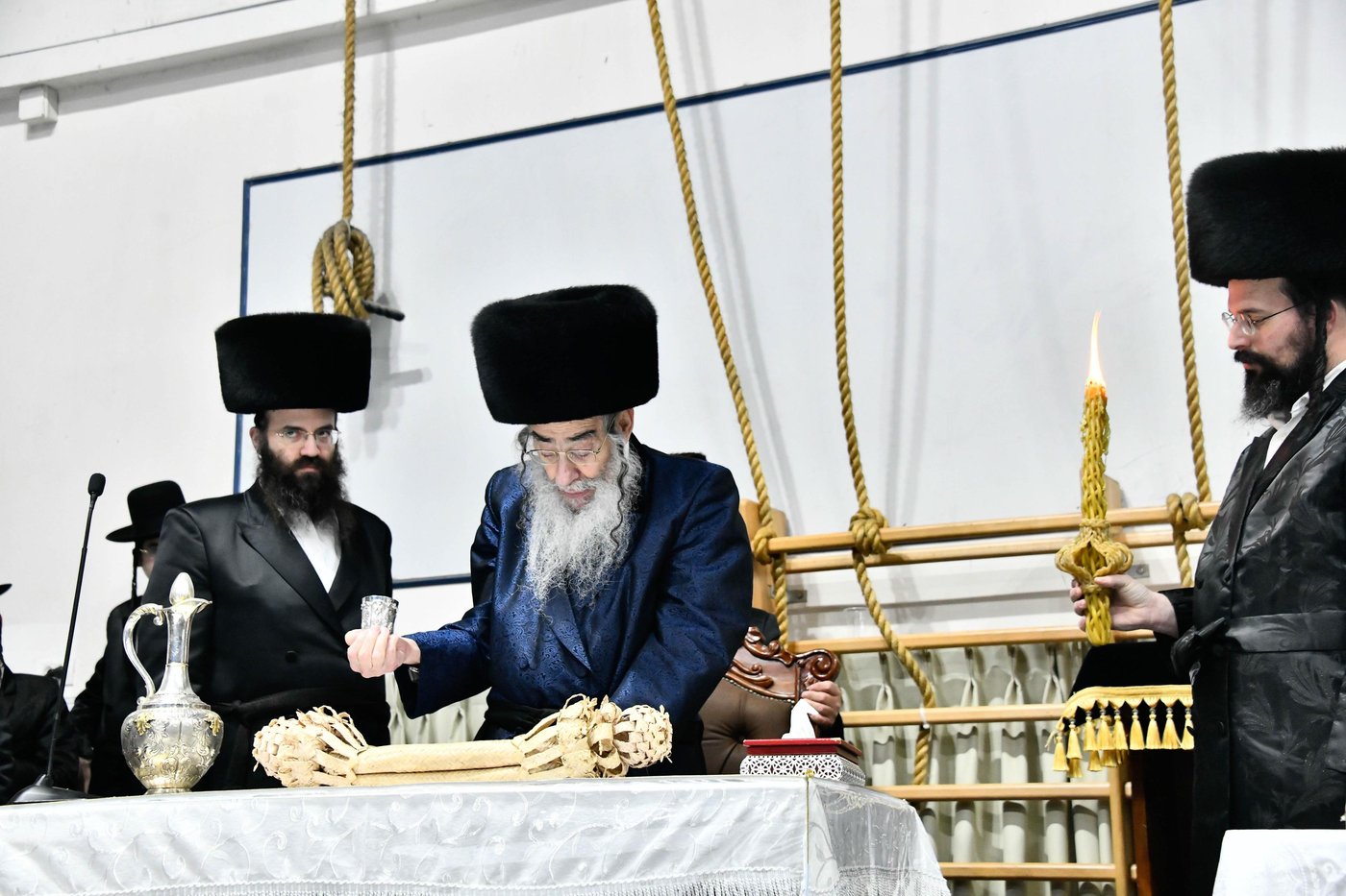 מוצאי שבת חנוכה בחצה"ק אלכסנדר