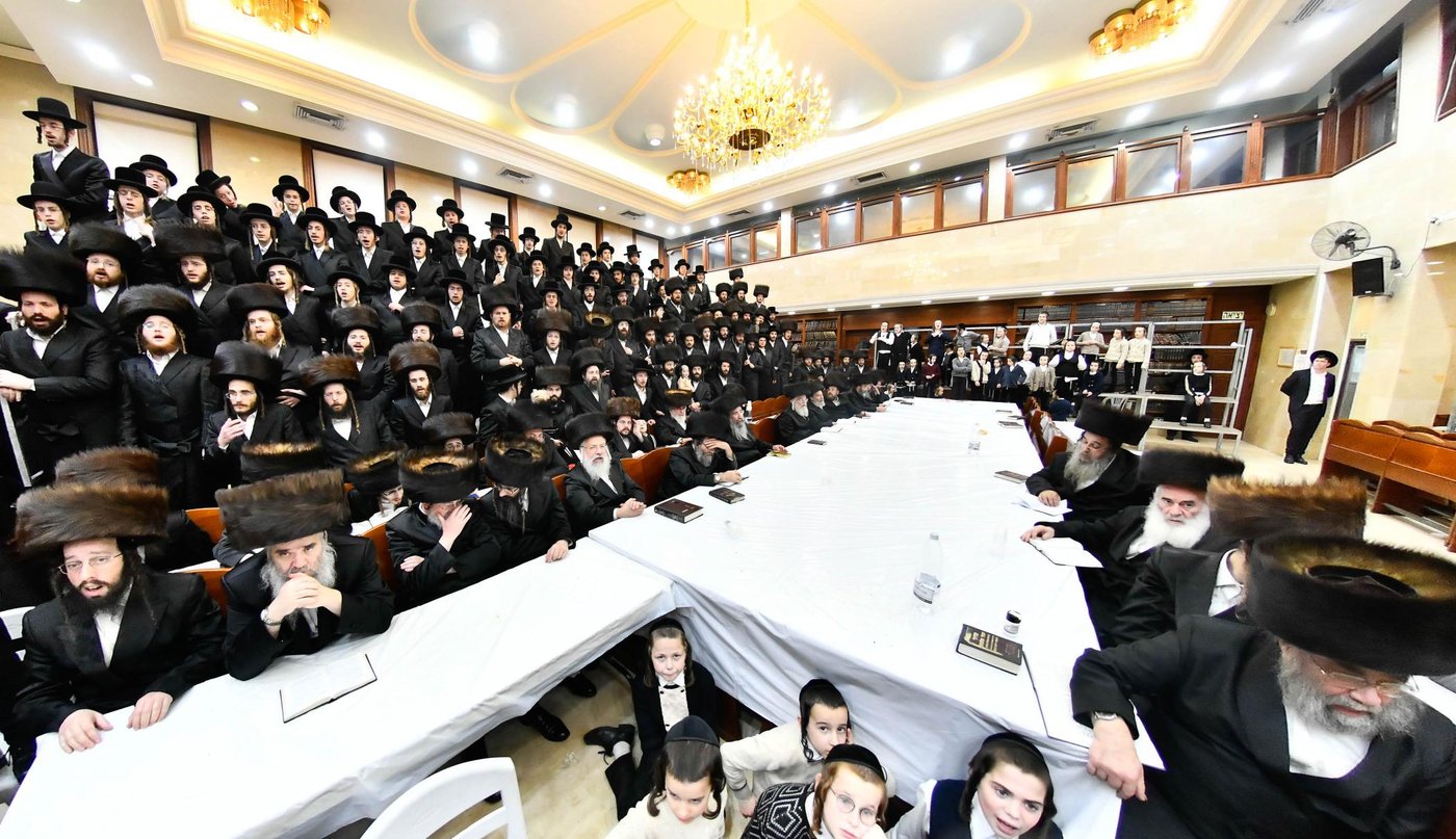 מוצאי שבת חנוכה בחצה"ק שבט הלוי