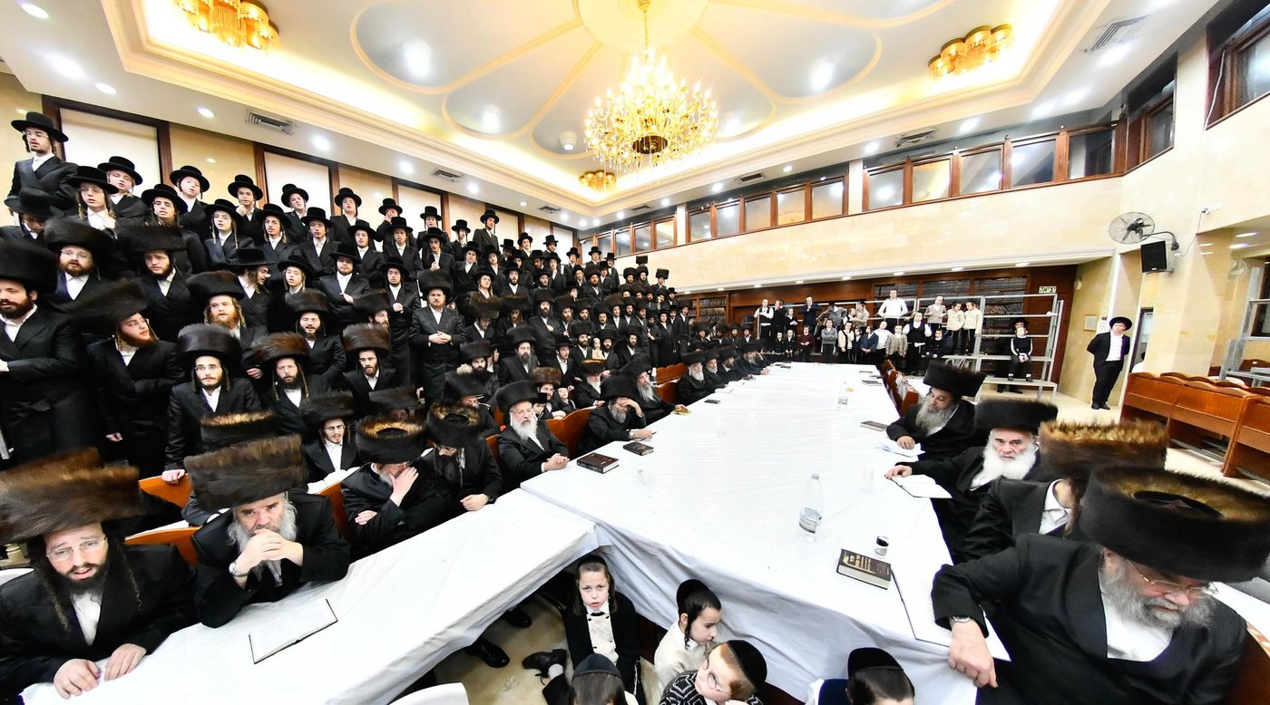 מוצאי שבת חנוכה בחצה"ק שבט הלוי