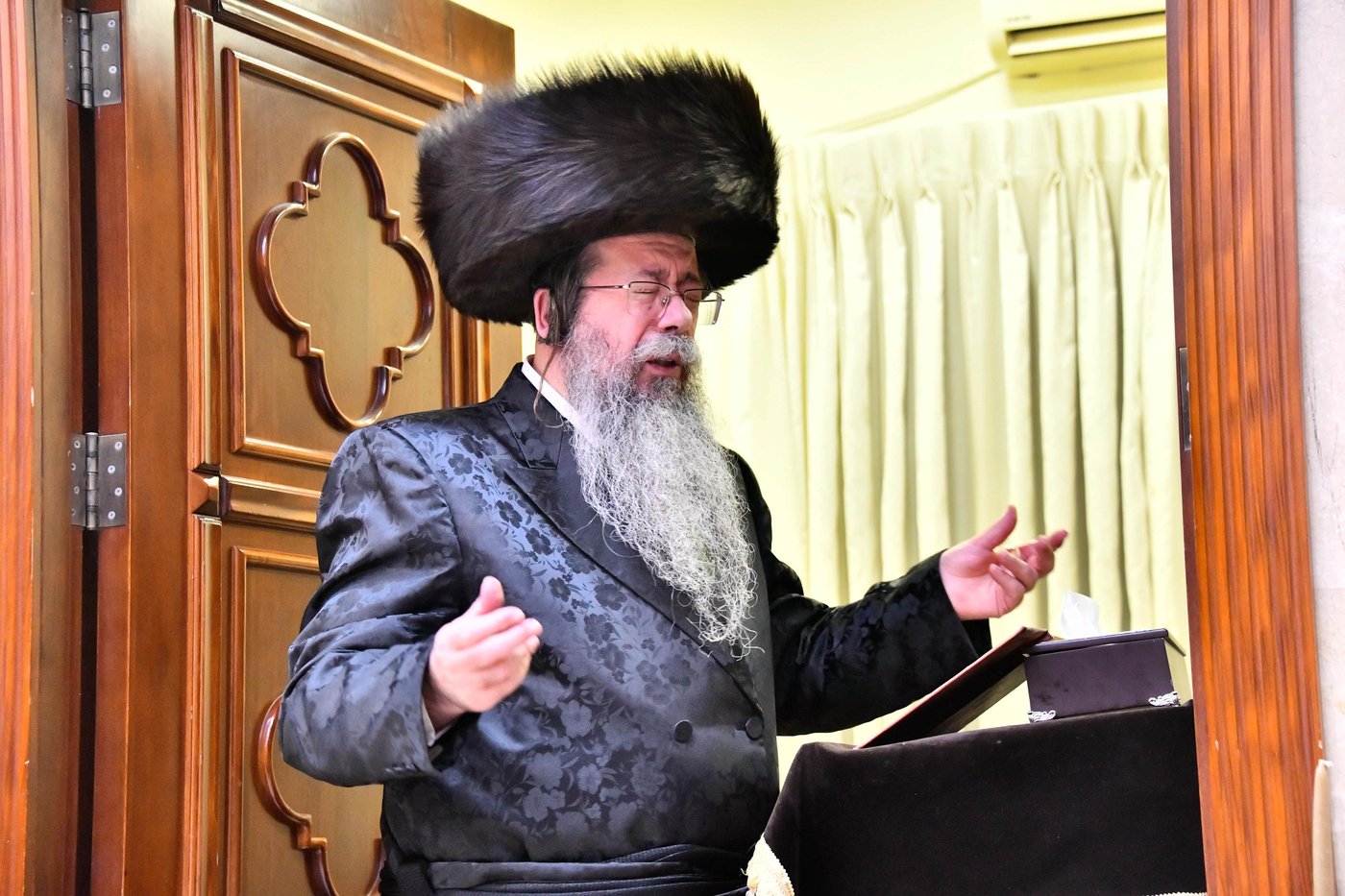 מוצאי שבת חנוכה בחצה"ק שבט הלוי