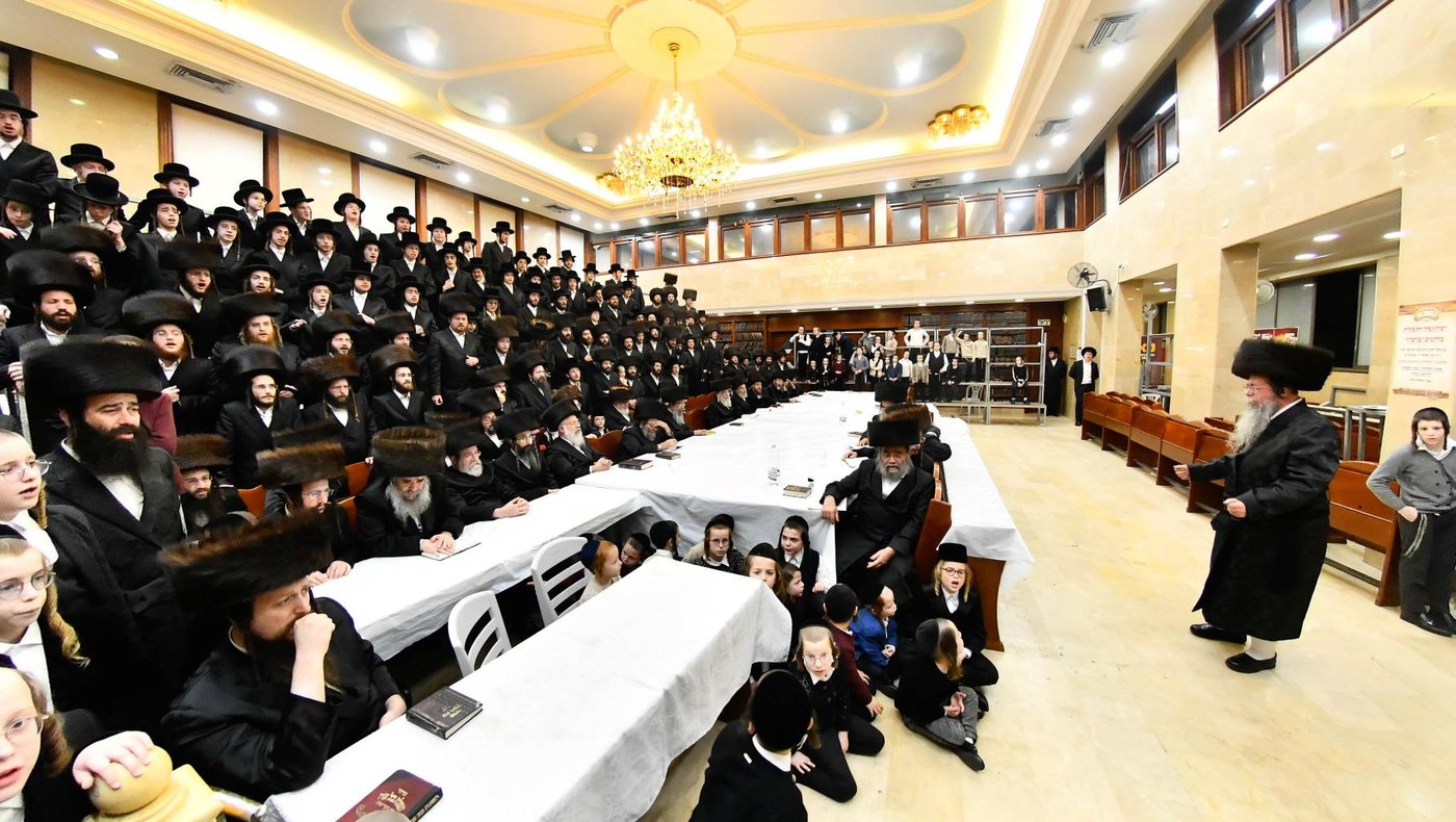 מוצאי שבת חנוכה בחצה"ק שבט הלוי