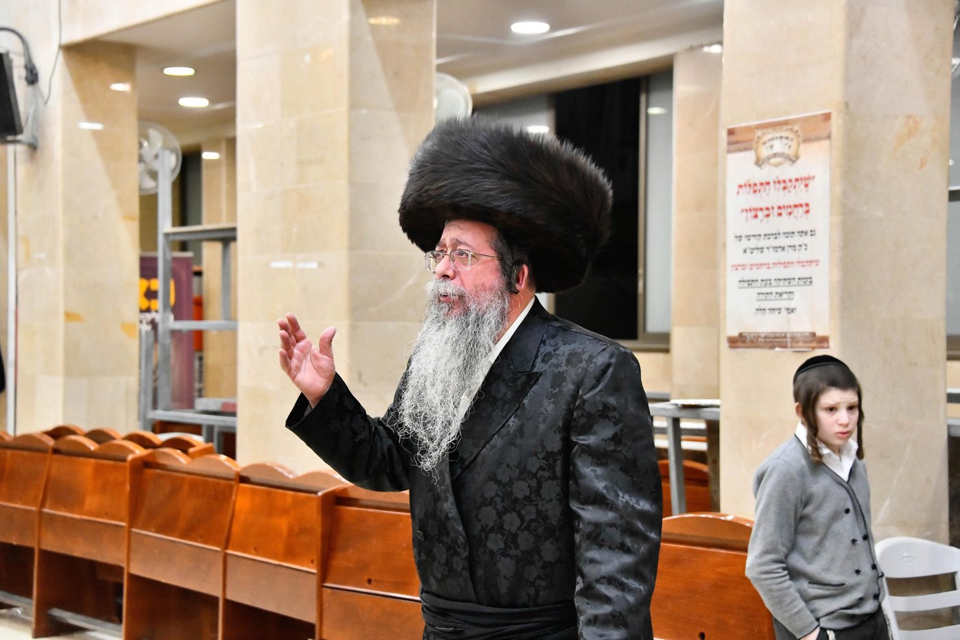 מוצאי שבת חנוכה בחצה"ק שבט הלוי