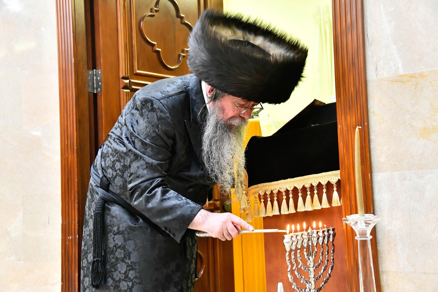 מוצאי שבת חנוכה בחצה"ק שבט הלוי