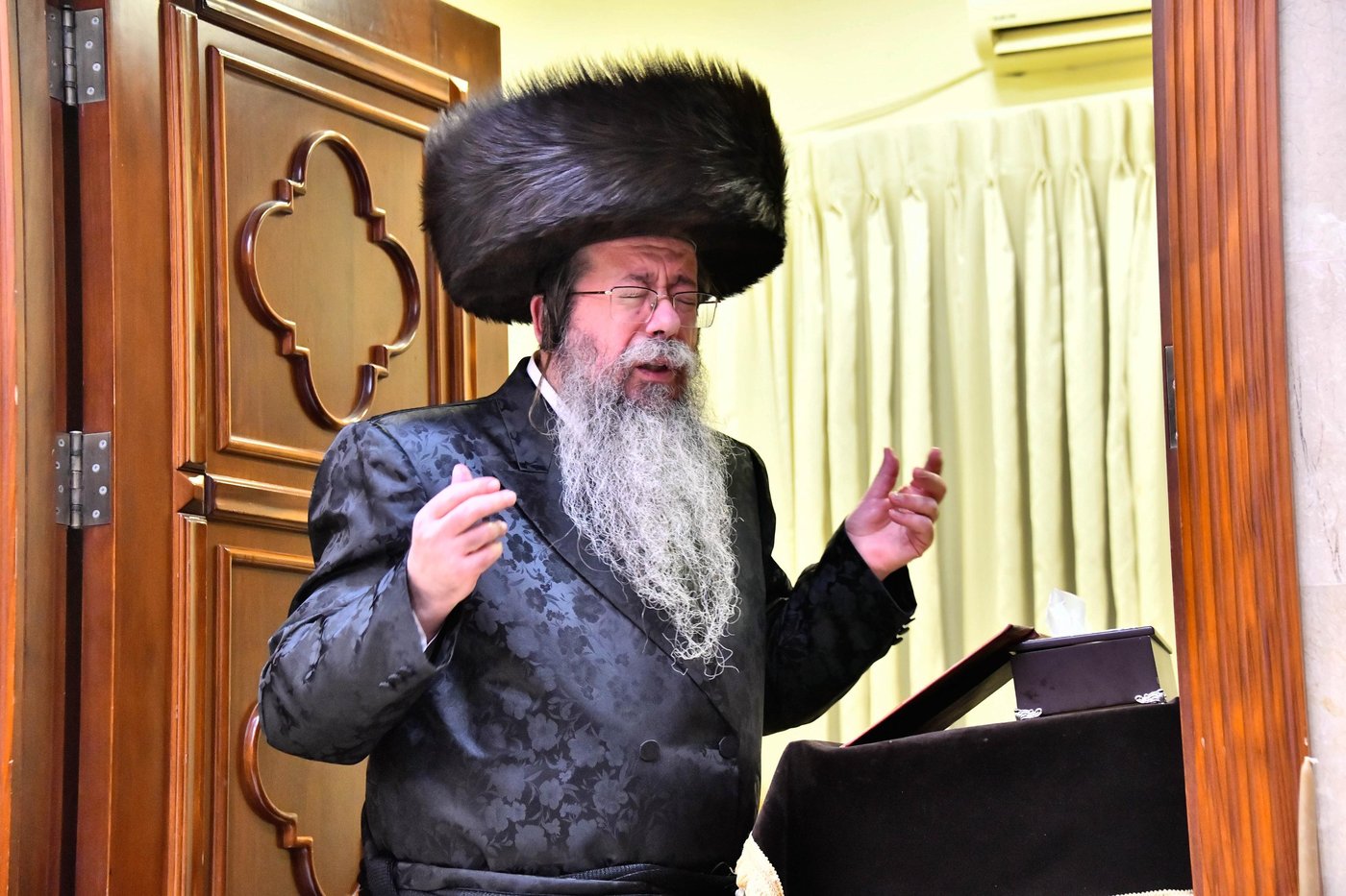 מוצאי שבת חנוכה בחצה"ק שבט הלוי