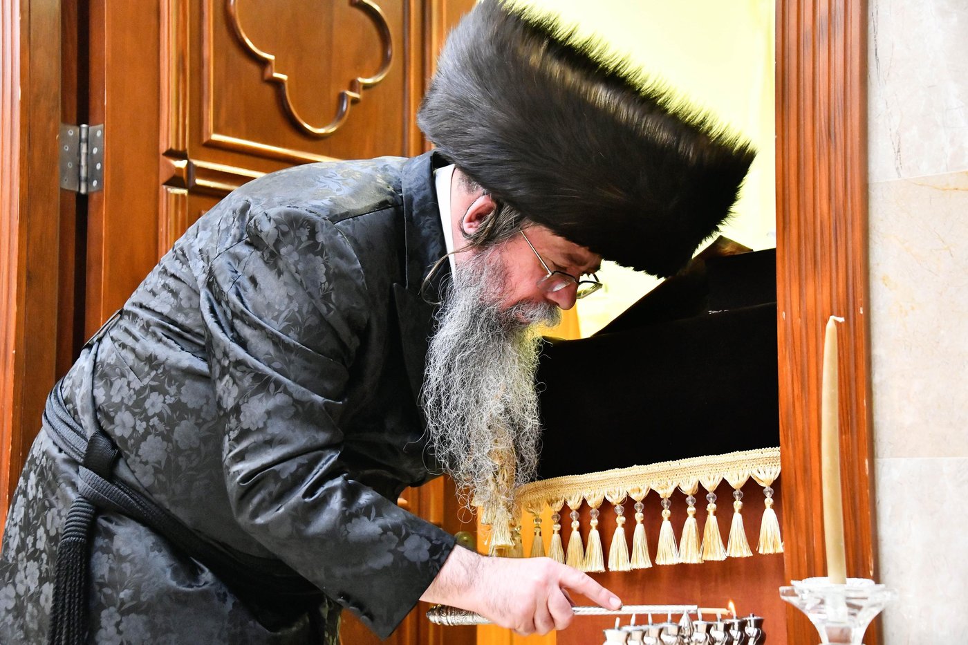 מוצאי שבת חנוכה בחצה"ק שבט הלוי