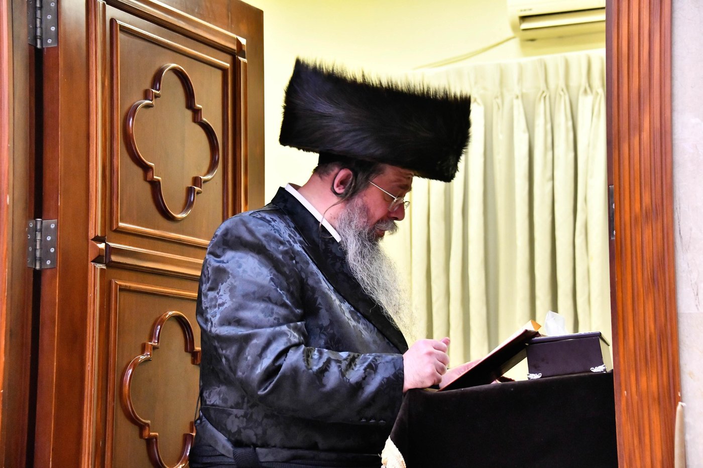 מוצאי שבת חנוכה בחצה"ק שבט הלוי