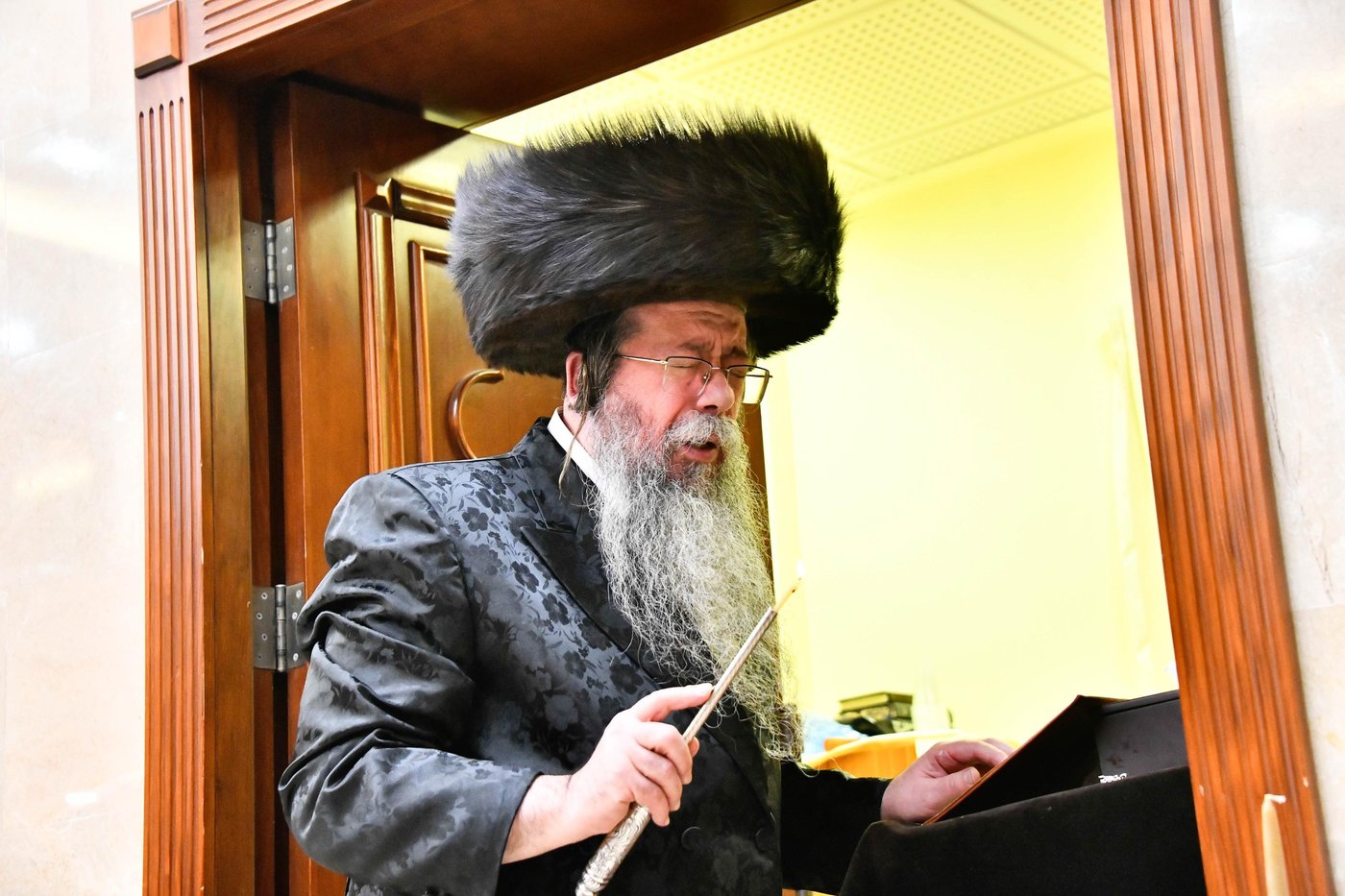 מוצאי שבת חנוכה בחצה"ק שבט הלוי