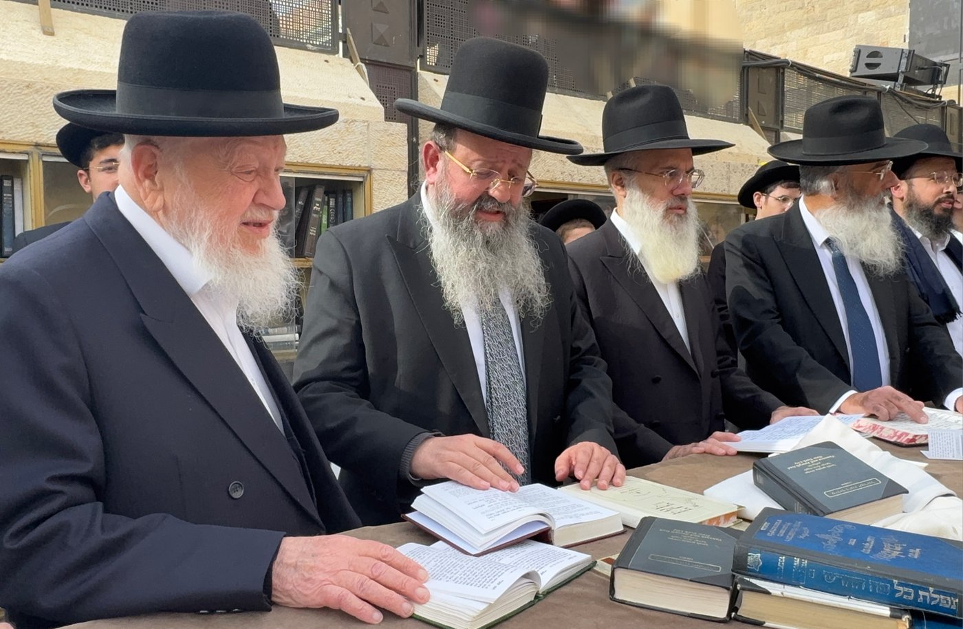 הגאון רבי עזרא בצרי בתפילה בכותל המערבי