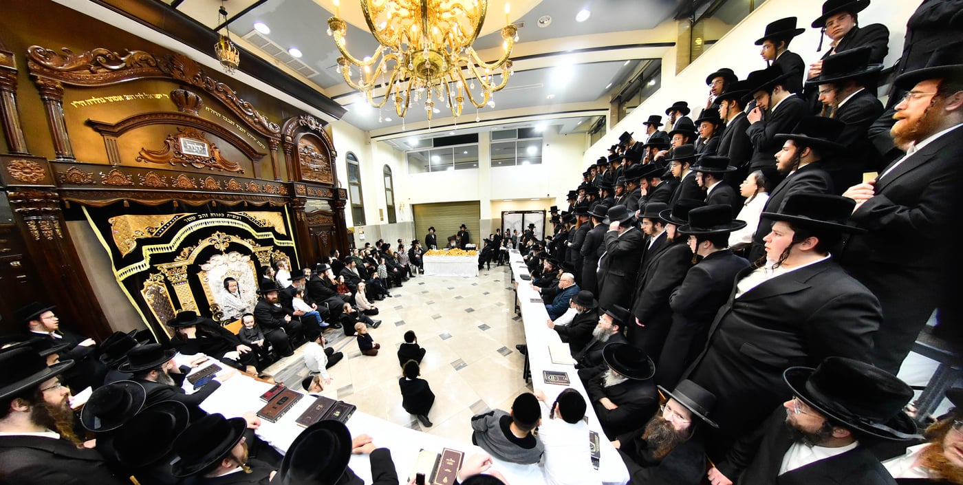 האדמו"ר מקרעטשניף י-ם בהדלקת נרות חנוכה