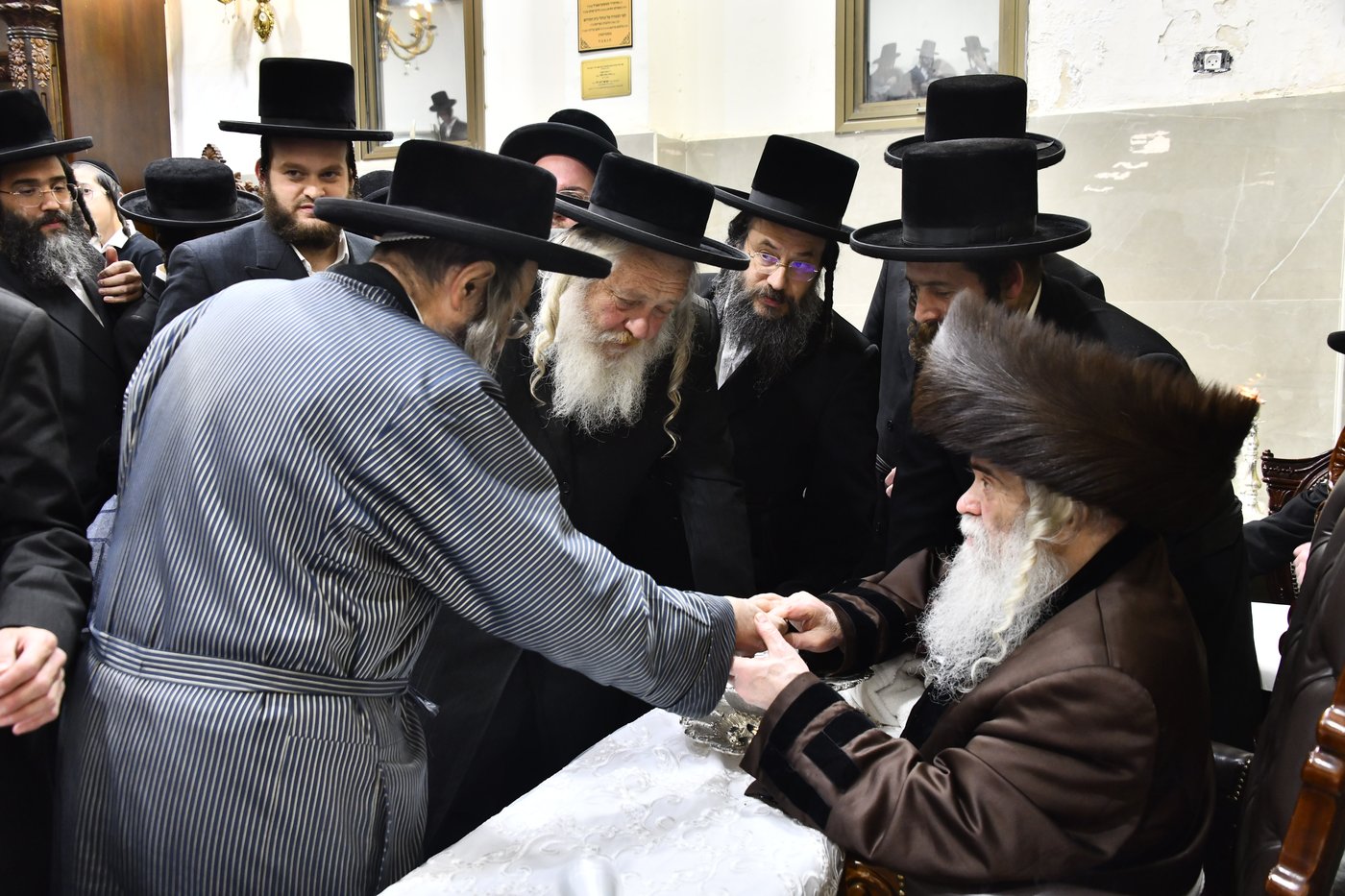 האדמו"ר מקרעטשניף י-ם בהדלקת נרות חנוכה