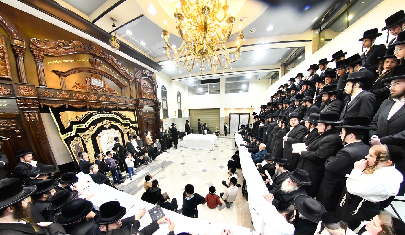 האדמו"ר מקרעטשניף י-ם בהדלקת נרות חנוכה