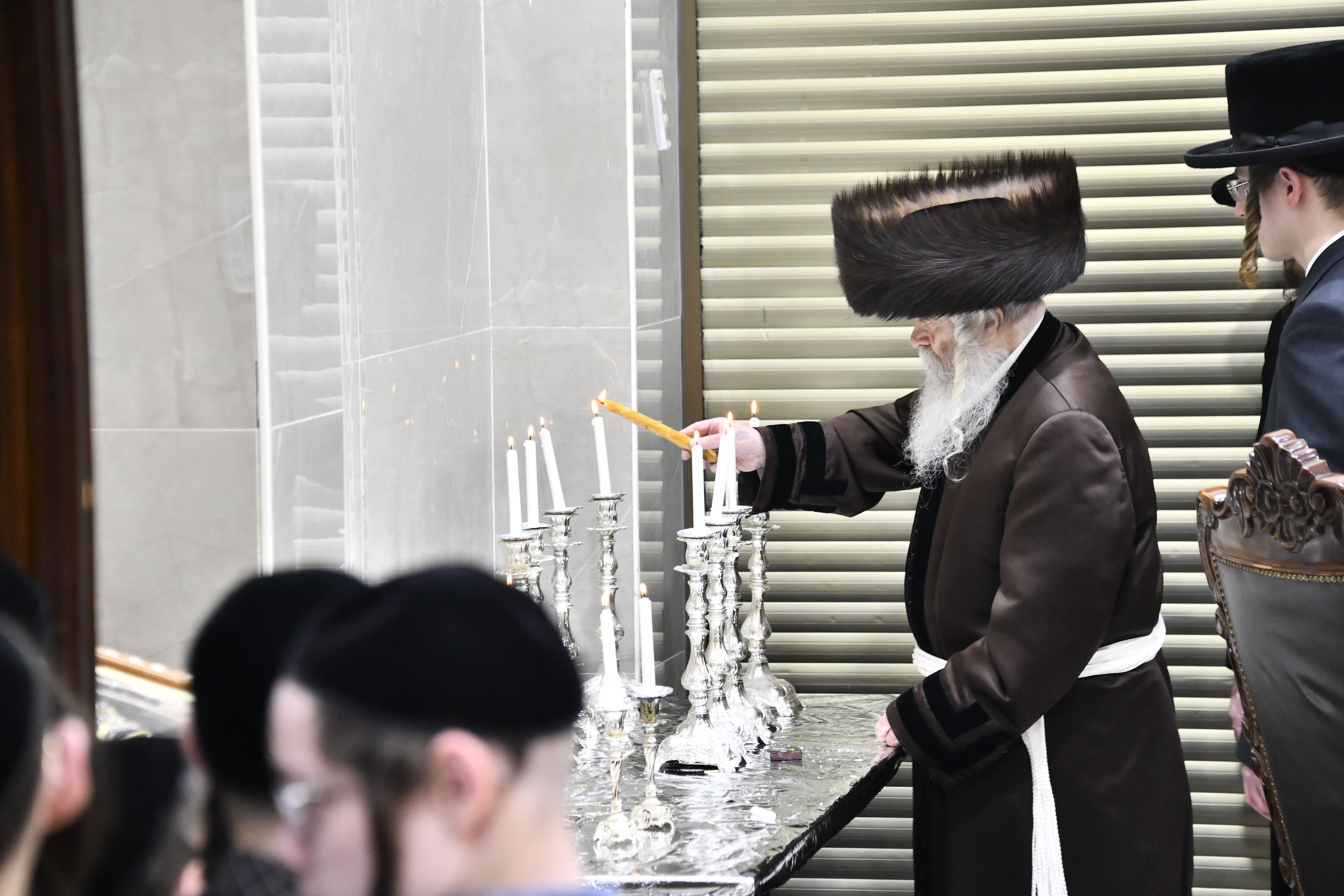 האדמו"ר מקרעטשניף י-ם בהדלקת נרות חנוכה