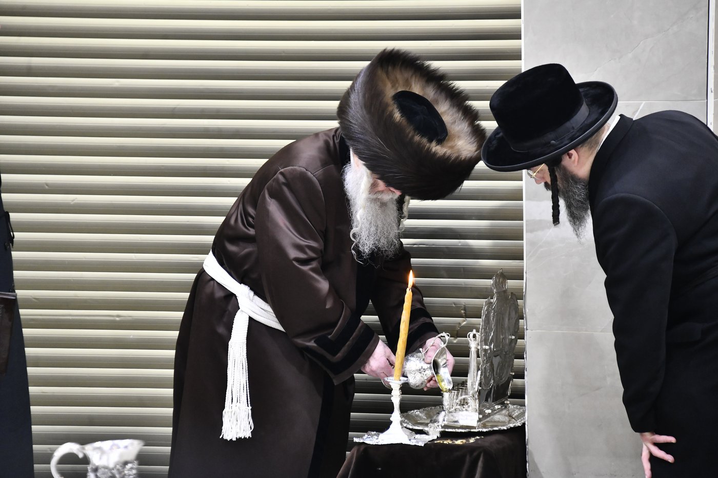 האדמו"ר מקרעטשניף י-ם בהדלקת נרות חנוכה