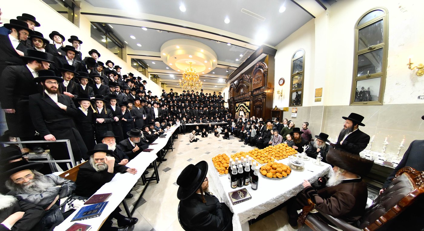 האדמו"ר מקרעטשניף י-ם בהדלקת נרות חנוכה