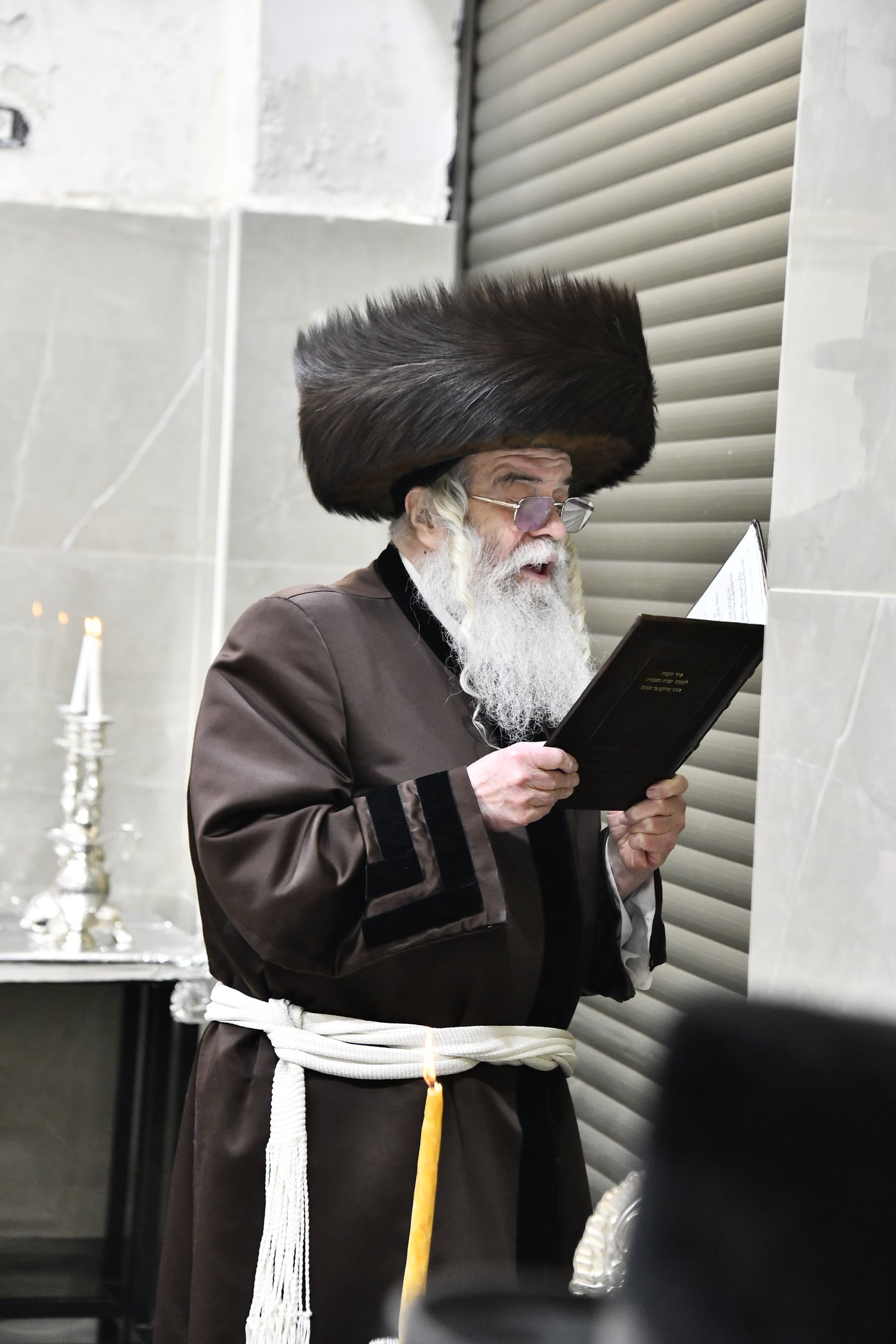 האדמו"ר מקרעטשניף י-ם בהדלקת נרות חנוכה